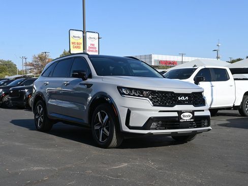 Used 2023 Kia Sorento EX w/ Panoramic Sunroof Package FWD image 3
