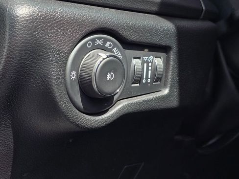 Used 2025 Chrysler Pacifica Select FWD image 25