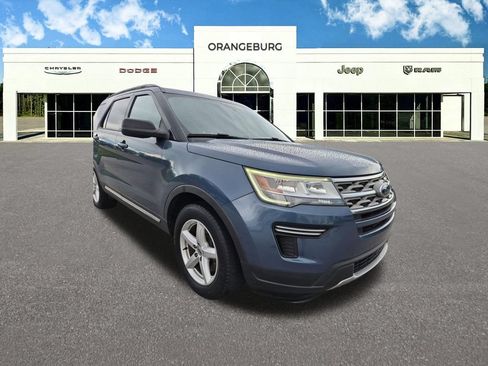 Used 2018 Ford Explorer XLT FWD image 2