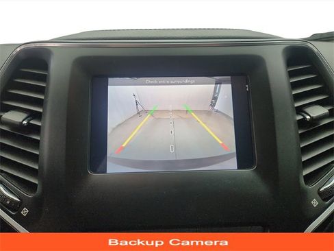 Used 2019 Jeep Cherokee Latitude Plus image 16