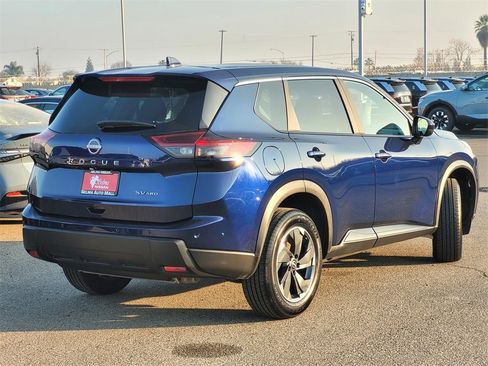 Used 2024 Nissan Rogue SV image 5