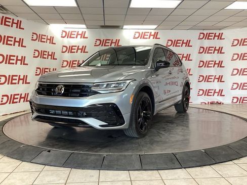 Used 2024 Volkswagen Tiguan SE R-Line AWD/4WD image 3