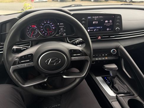 Used 2022 Hyundai Elantra SEL FWD image 15
