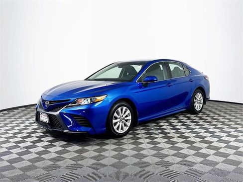 Used 2018 Toyota Camry SE image 2