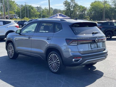 Used 2025 Volkswagen Taos SE w/ Panoramic Sunroof Package FWD image 5