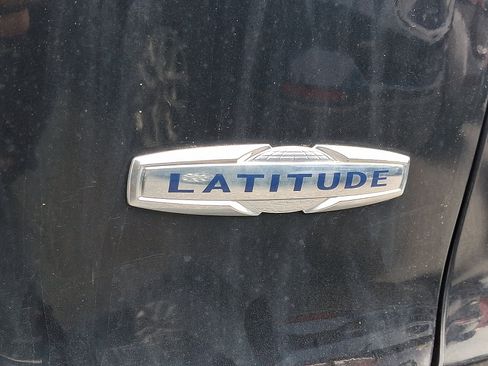 Used 2019 Jeep Cherokee Latitude Plus w/ Cold Weather Group AWD/4WD image 10