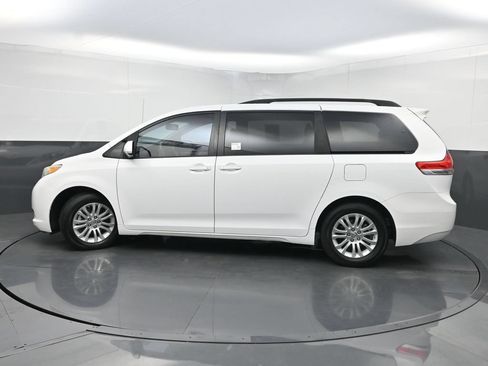 Used 2013 Toyota Sienna XLE FWD image 38