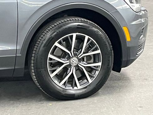 Used 2020 Volkswagen Tiguan SE w/ Panoramic Sunroof Package image 39