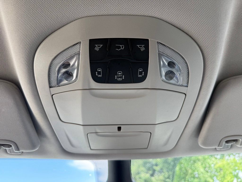 Used 2024 Chrysler Pacifica Touring-L FWD image 30