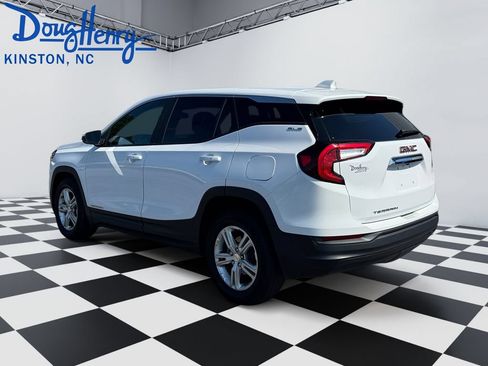 Used 2024 GMC Terrain SLE FWD image 3