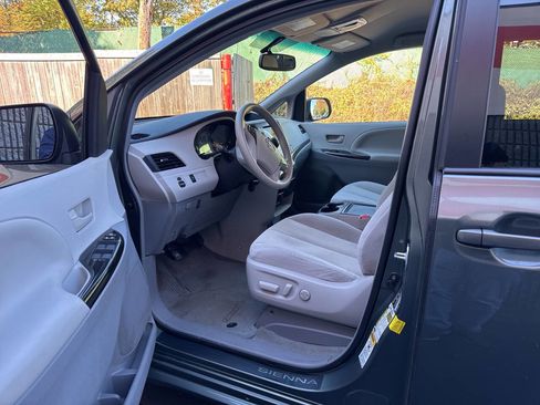Used 2014 Toyota Sienna LE image 17