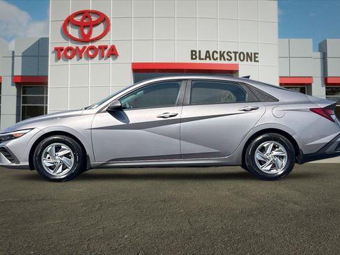 Used 2024 Hyundai Elantra SE FWD image 6