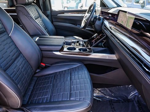 Used 2025 Cadillac Escalade Sport Platinum AWD/4WD image 17