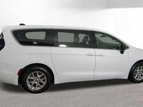 Used 2024 Chrysler Pacifica Touring-L FWD image 10