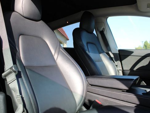 Used 2022 Tesla Model Y Performance AWD/4WD image 9
