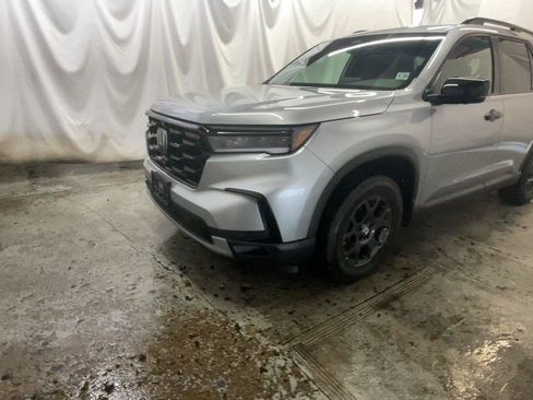 Used 2025 Honda Pilot TrailSport image 13