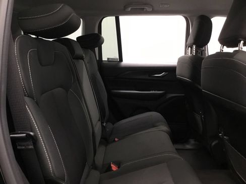Used 2023 Jeep Grand Cherokee Laredo AWD/4WD image 19