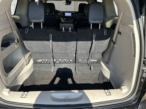 Used 2023 Chrysler Pacifica Touring-L FWD image 11