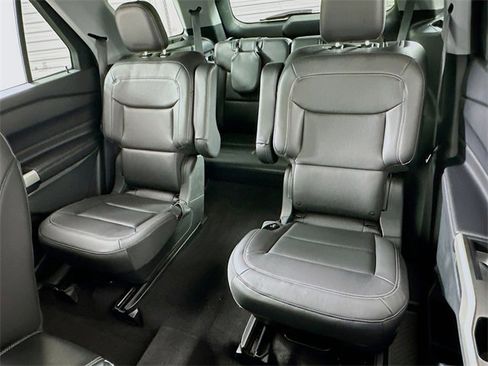 Used 2022 Ford Explorer XLT w/ Equipment Group 202A image 11