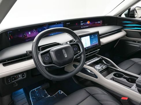 Used 2025 Lincoln Nautilus Premier image 16