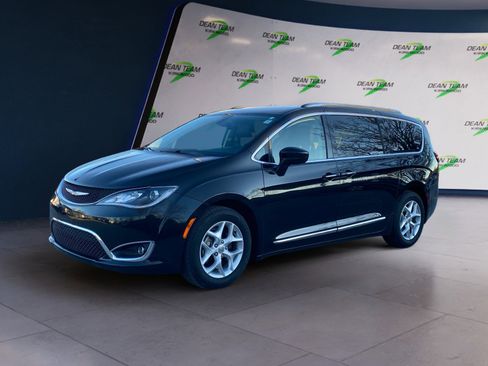 Used 2018 Chrysler Pacifica Touring-L w/ Tire & Wheel Group image 2