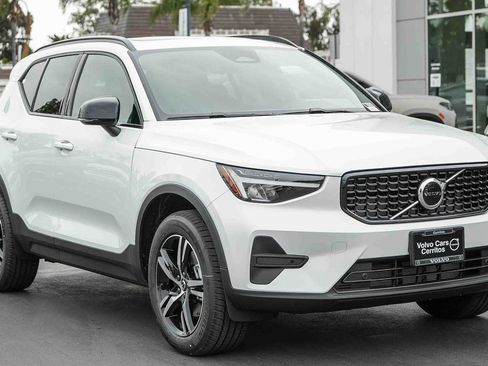 New 2026 Volvo XC40 B4 Core image 3