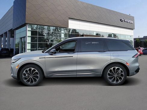 Used 2024 Lincoln Nautilus Reserve image 3