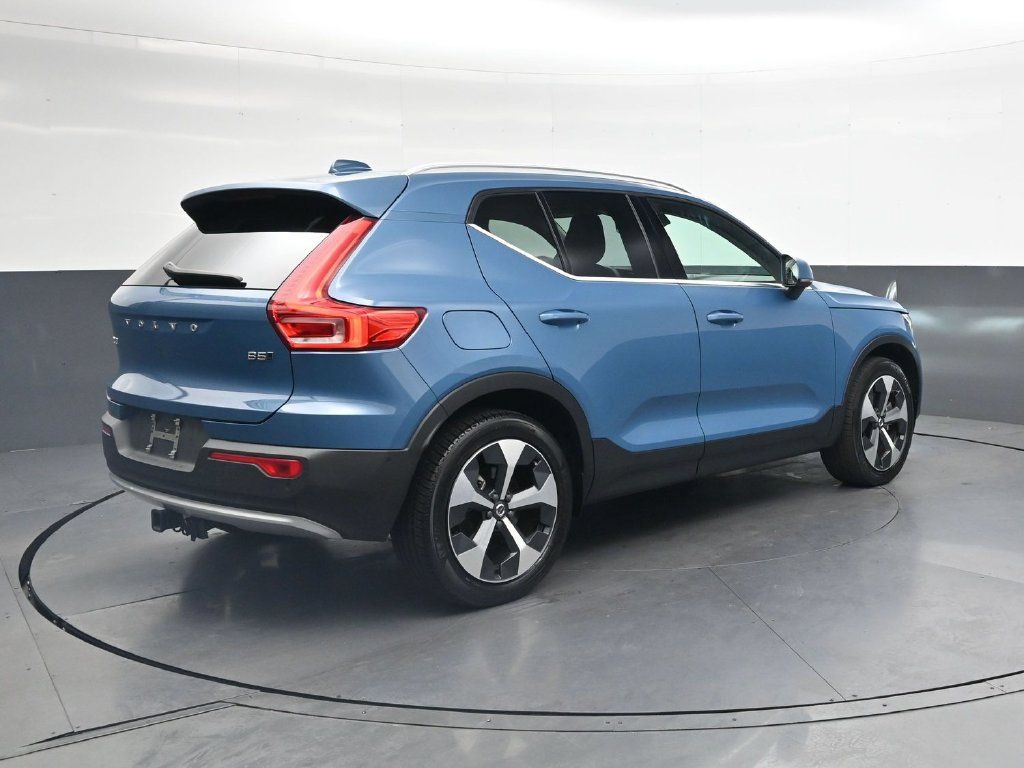 Used 2024 Volvo XC40 B5 Plus AWD/4WD image 4