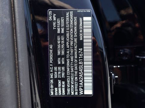 Certified 2025 Porsche Macan AWD/4WD image 29