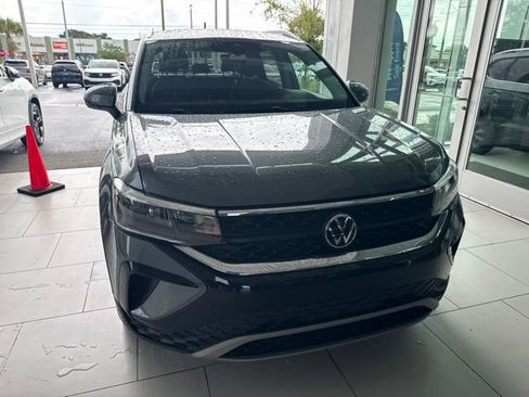 Used 2024 Volkswagen Taos SE FWD image 2