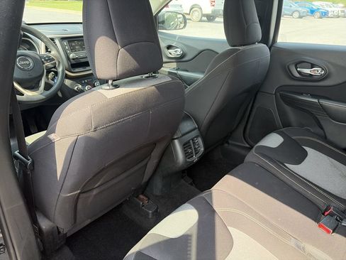 Used 2016 Jeep Cherokee Sport FWD image 29