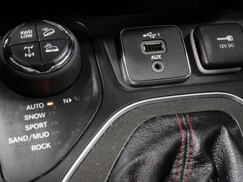 Used 2021 Jeep Cherokee Trailhawk w/ Premium Leather Package image 20