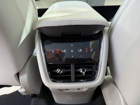 Used 2025 Volvo EX90 Plus AWD/4WD image 32