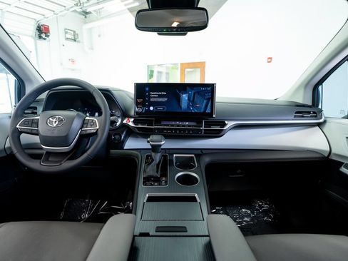 Used 2025 Toyota Sienna XLE FWD image 47