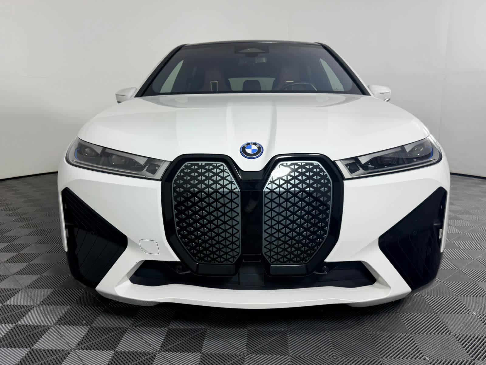 Used 2023 BMW iX xDrive50 w/ Sport Package AWD/4WD image 8