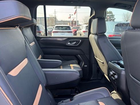 Used 2024 GMC Yukon XL AT4 w/ AT4 Premium Plus Package AWD/4WD image 17