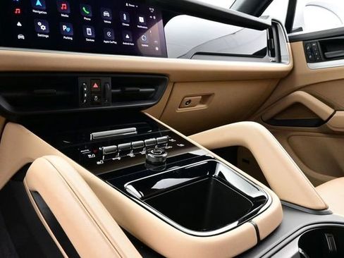 Certified 2025 Porsche Cayenne AWD/4WD image 11
