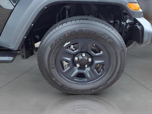 Used 2024 Jeep Gladiator Sport AWD/4WD image 9
