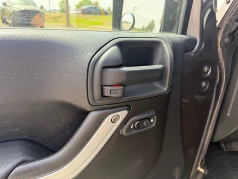 Used 2014 Jeep Wrangler Unlimited Sahara AWD/4WD image 15