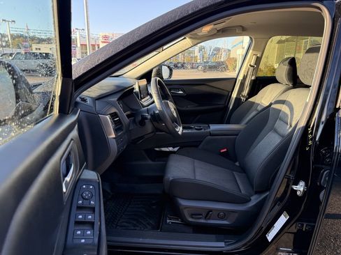 Used 2024 Nissan Rogue SV image 13