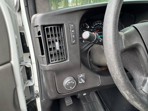 Used 2009 GMC Savana 3500 G3500 Cargo image 12