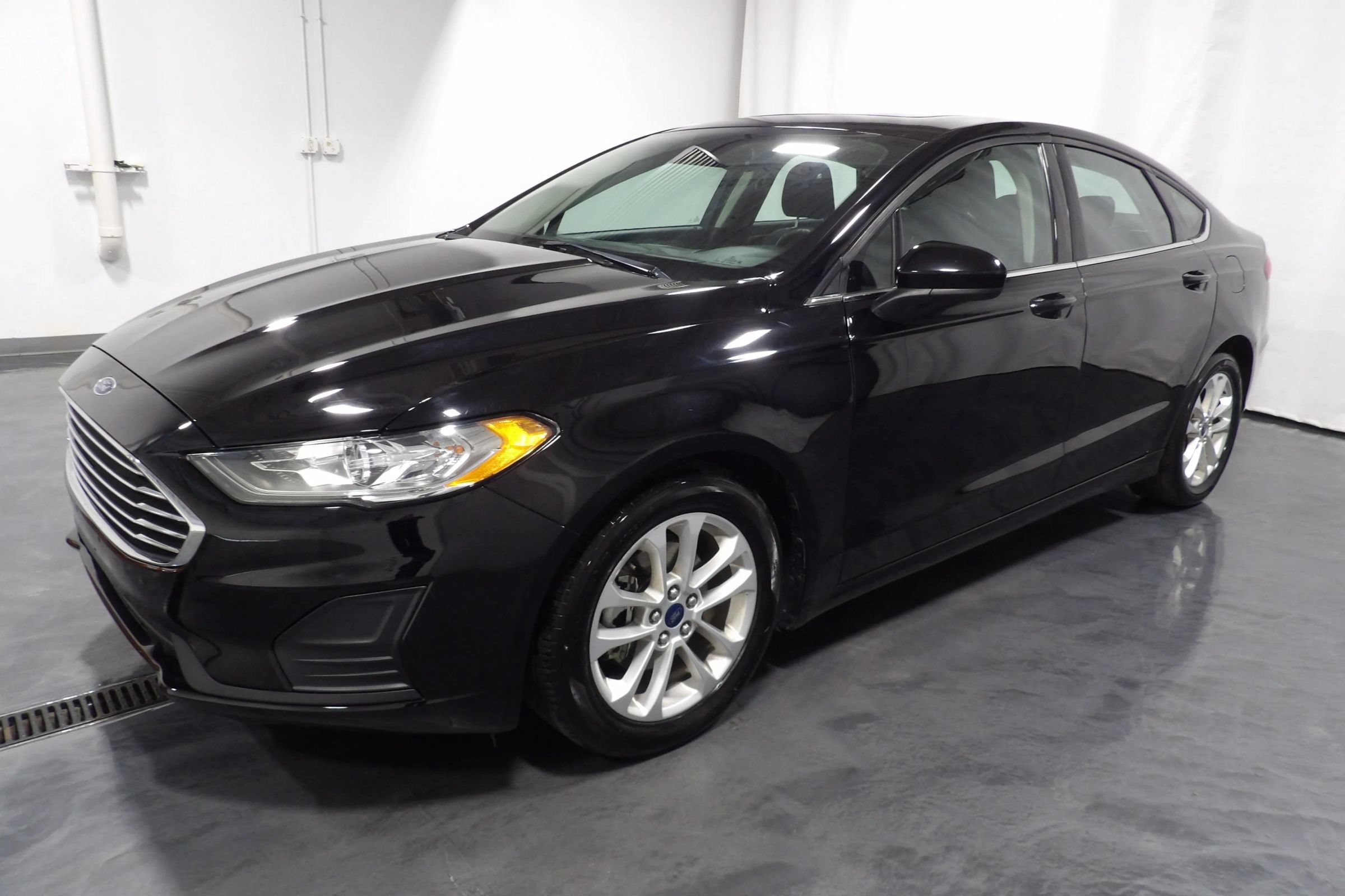 Used 2020 Ford Fusion SE FWD image 3