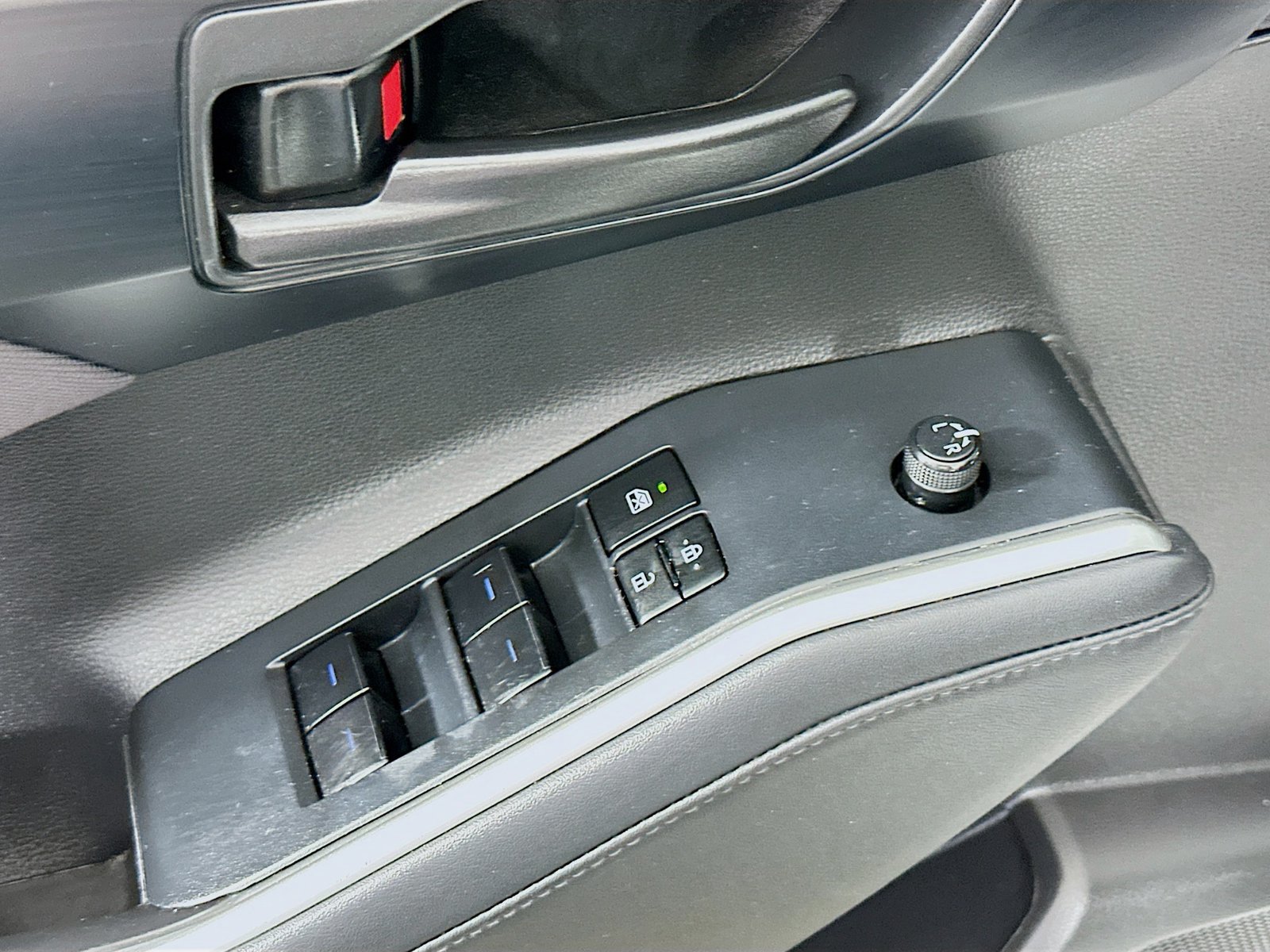 Used 2022 Toyota Highlander LE FWD image 19