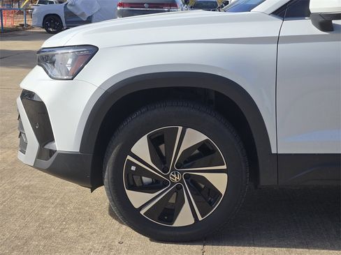 Used 2025 Volkswagen Taos SE image 7