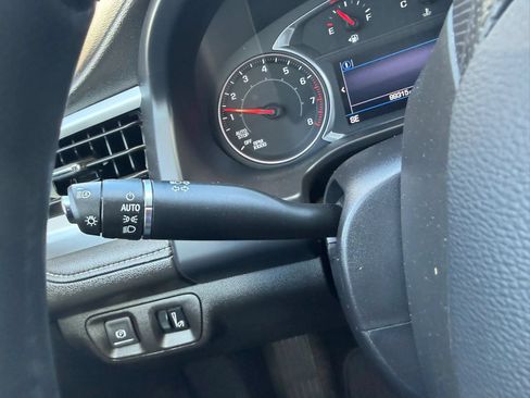 Used 2022 GMC Acadia SLE FWD image 16