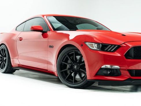 Used 2017 Ford Mustang GT RWD image 3