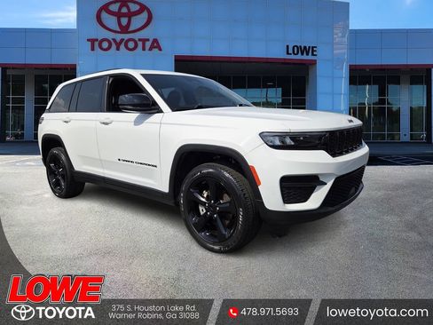 Used 2023 Jeep Grand Cherokee Altitude AWD/4WD image 1