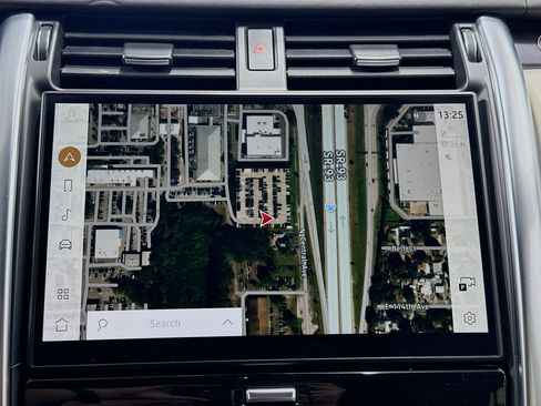 Used 2024 Land Rover Discovery Metropolitan Edition image 33