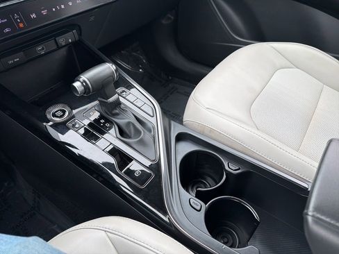 Used 2023 Kia Niro EX image 27