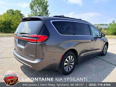 Used 2022 Chrysler Pacifica Touring-L w/ Uconnect Theater Family Group FWD image 5
